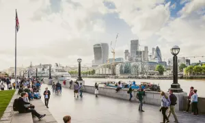 Spacerem po Tamizie, podziwiając panoramę Londynu. Idealne miejsce na wakacje w Anglii.
