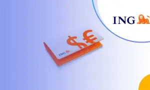 Portfel z symbolami dolara i euro, logo ING. Sprawdź opłaty za konto walutowe.