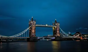 Wieczorem oświetlony Tower Bridge w Londynie. Zastanawiasz się, jaka waluta w Londynie? To funt brytyjski.