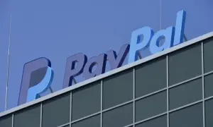 Napis "PayPal" na budynku. Dowiedz się, jak placic paypalem, korzystając z tej globalnej platformy płatności.