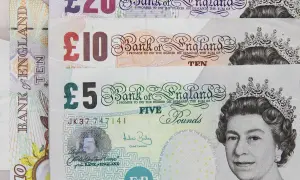 Brytyjska waluta: banknoty £5, £10 i £20 z wizerunkiem królowej Elżbiety II.