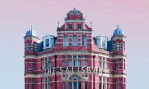 The Salisbury, hotel z niebieskimi kopułami, to jedno z nietypowych miejsc w Londynie.