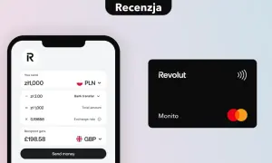 Aplikacja Revolut w Polsce pokazuje przelew 1000 zł na funty. Obok czarna karta Revolut Monito.