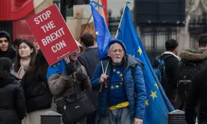Protestujący w Wielkiej Brytanii z flagami UE i transparentem "Stop the Brexit Con".