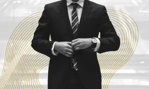 Mężczyzna w garniturze zapina marynarkę. Elegancki styl, gotowy na ważne oświadczenie PEP.