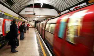 Na stacji Baker Street w Londynie, gdzie krzyżuje się wiele linii metra, czerwony pociąg pędzi po torach.