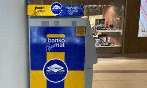 Bankomat Euronet. Pamiętaj o prowizji przy wypłacie. W tle sklep z biżuterią.