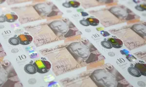 Rząd nowych banknotów 10 funtów szkockich, każdy z portretem króla Karola III i holograficznymi zabezpieczeniami.