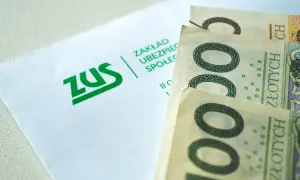 ZUS i pięć banknotów po 100 złotych.