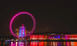 Londyn nocą: London Eye i oświetlone budynki nad Tamizą. Te **anglia zabytki** lśnią w kolorach, tworząc magiczny widok.