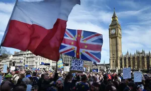 Polonia w Wielkiej Brytanii na demonstracji pod Parlamentem. Flaga Polski obok flagi UE i Big Bena.
