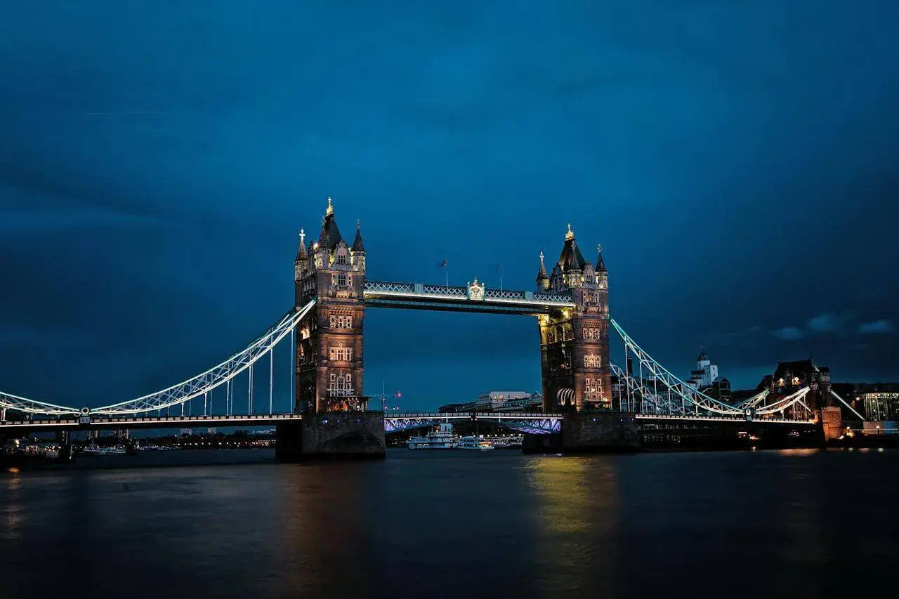 Wieczorem oświetlony Tower Bridge w Londynie. Zastanawiasz się, jaka waluta w Londynie? To funt brytyjski.