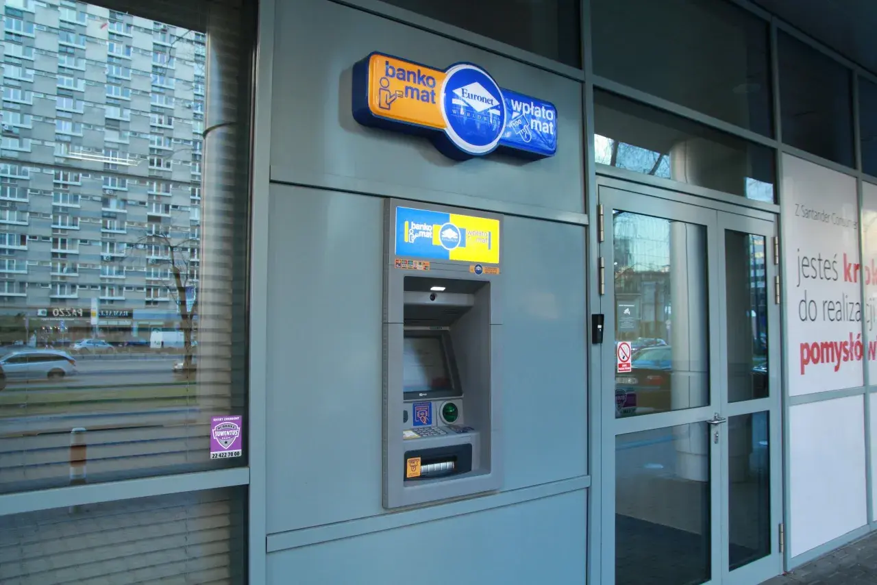 Bankomat Euronet, idealny do wypłaty gotówki z konta Credit Agricole. Wygodnie i szybko.