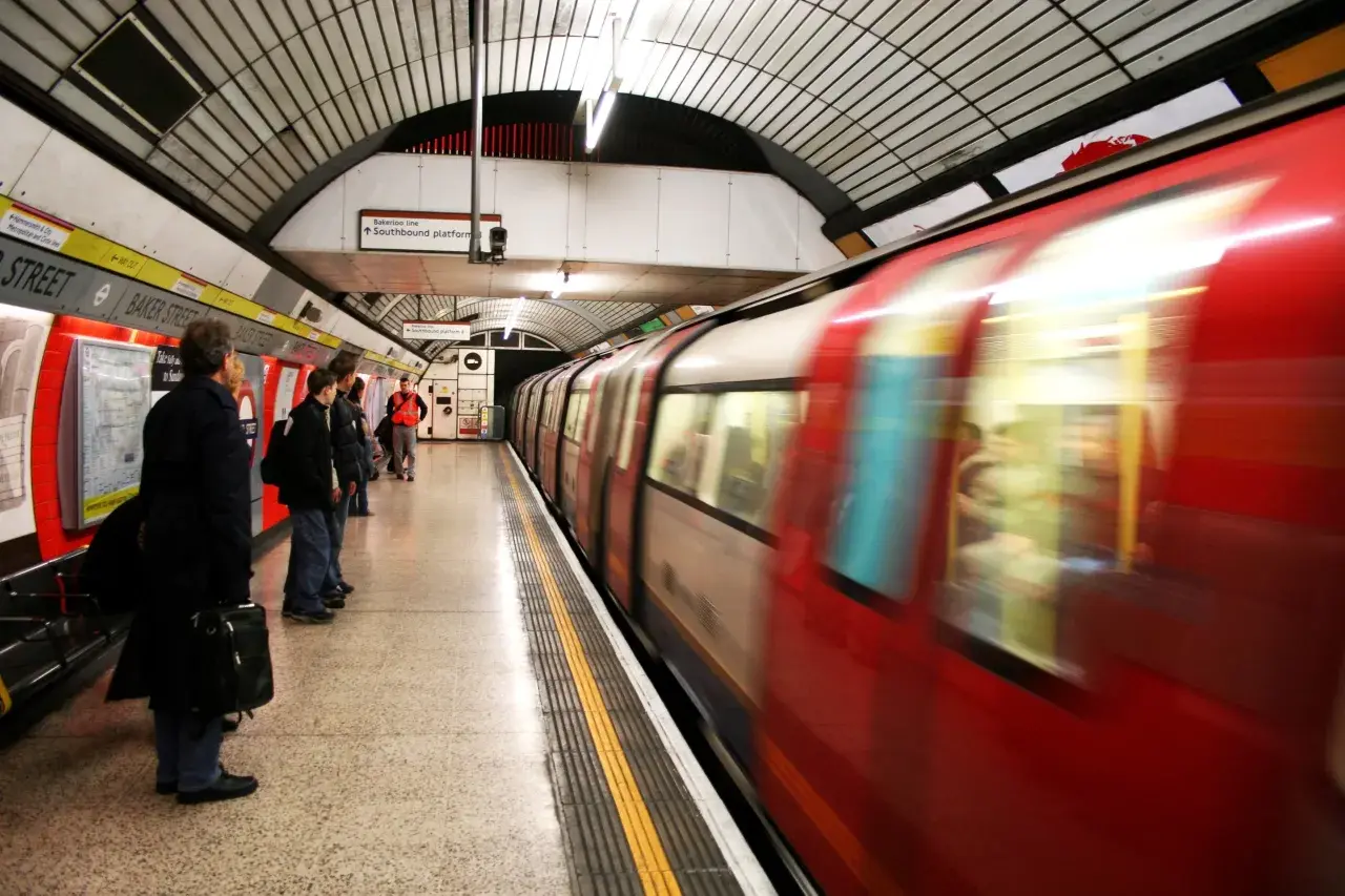 Na stacji Baker Street w Londynie, gdzie krzyżuje się wiele linii metra, czerwony pociąg pędzi po torach.