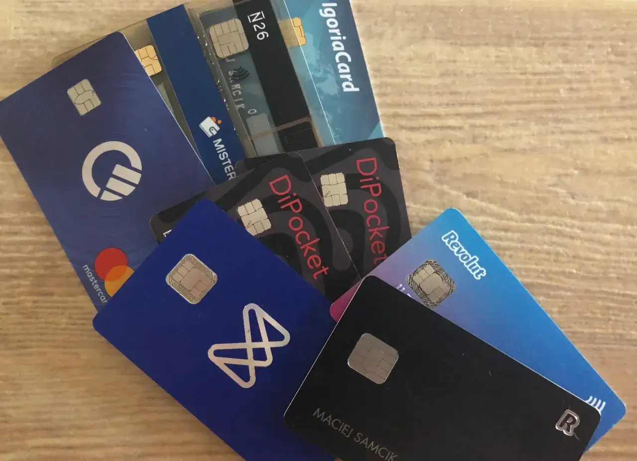 Karty płatnicze, w tym Revolut, N26, DiPocket i inne. Czy Revolut to karta kredytowa? Nie, to karta debetowa.
