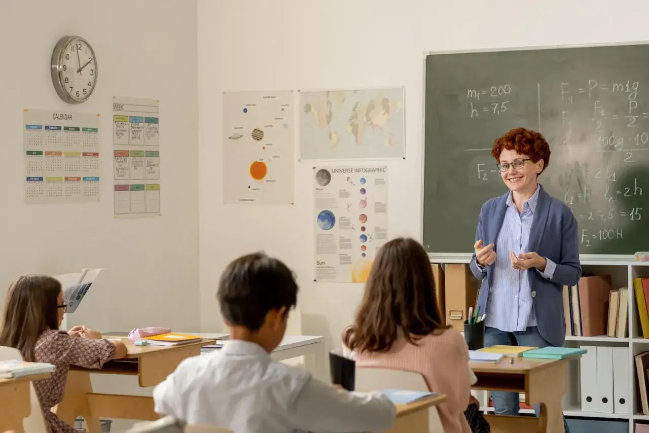 Nauczycielka tłumaczy fizykę, a uczniowie słuchają. Ile godzin w tygodniu pracuje nauczyciel? To pytanie zadaje sobie wielu.