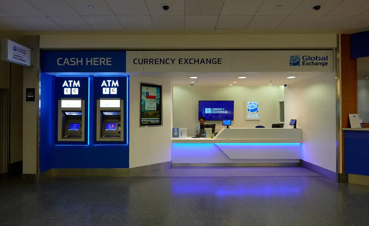 Kantor wymiany walut Global Exchange. Dwa bankomaty z symbolem funta szterlinga (£) i euro (€) sugerują, jaka waluta w Londynie jest dostępna.