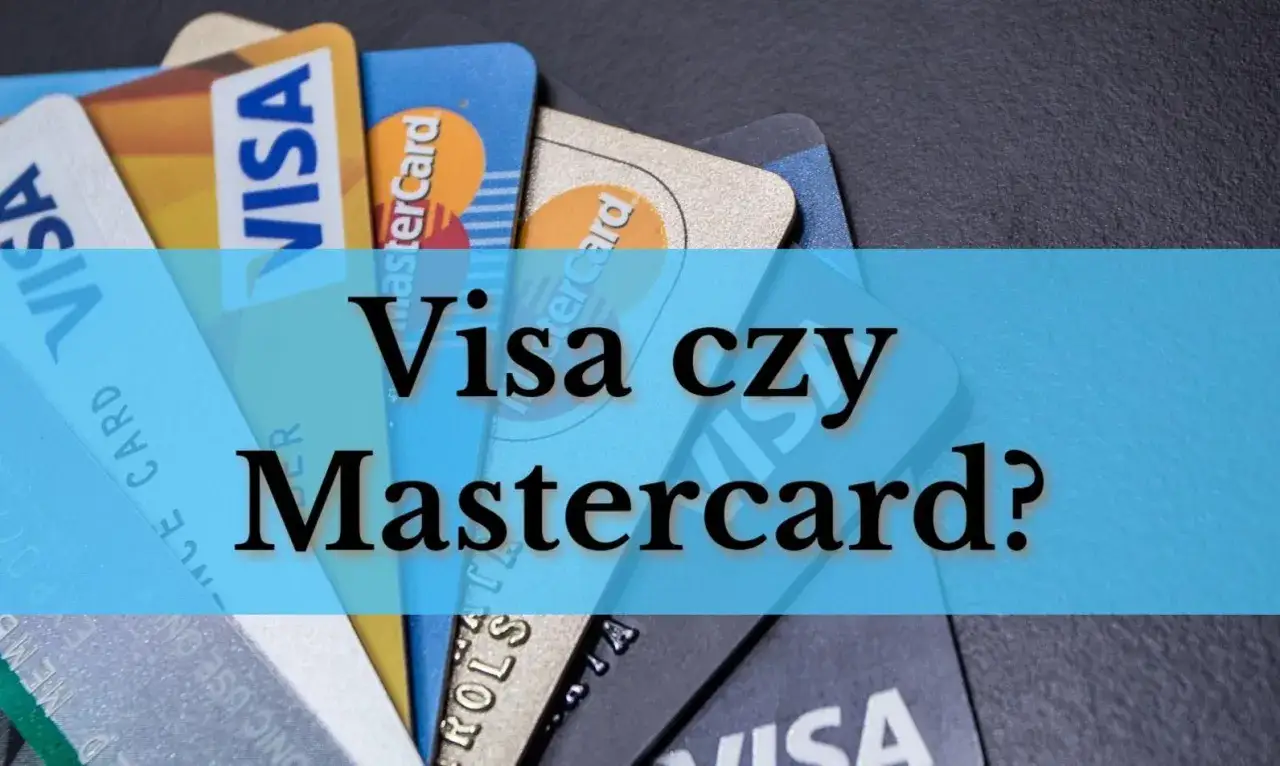Karty Visa i Mastercard, w tym karta mastercard debit fx, leżą obok siebie.