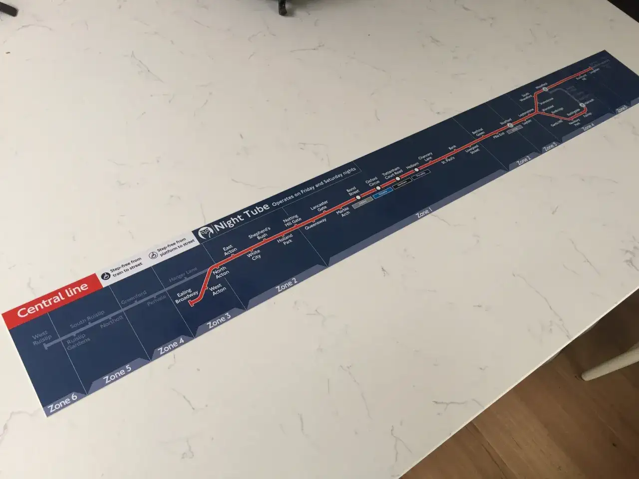 Mapa nocnego metra Central Line, pokazująca stacje od West Ruislip do Epping i Hainault, do kt&oacute;rej metro można dojechać w piątkowe i sobotnie noce.
