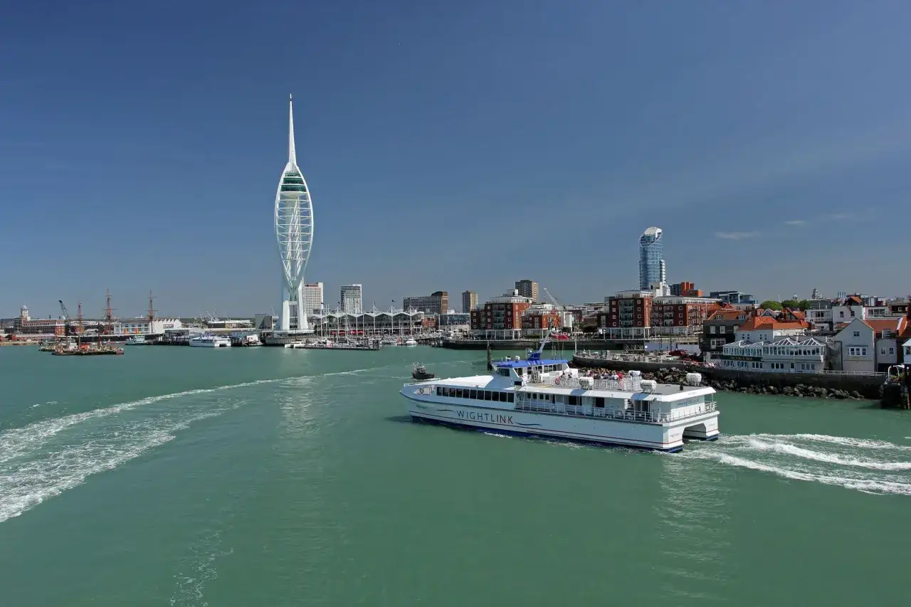 Prom na wyspę Wight z portu, z charakterystyczną wieżą Spinnaker Tower w tle.