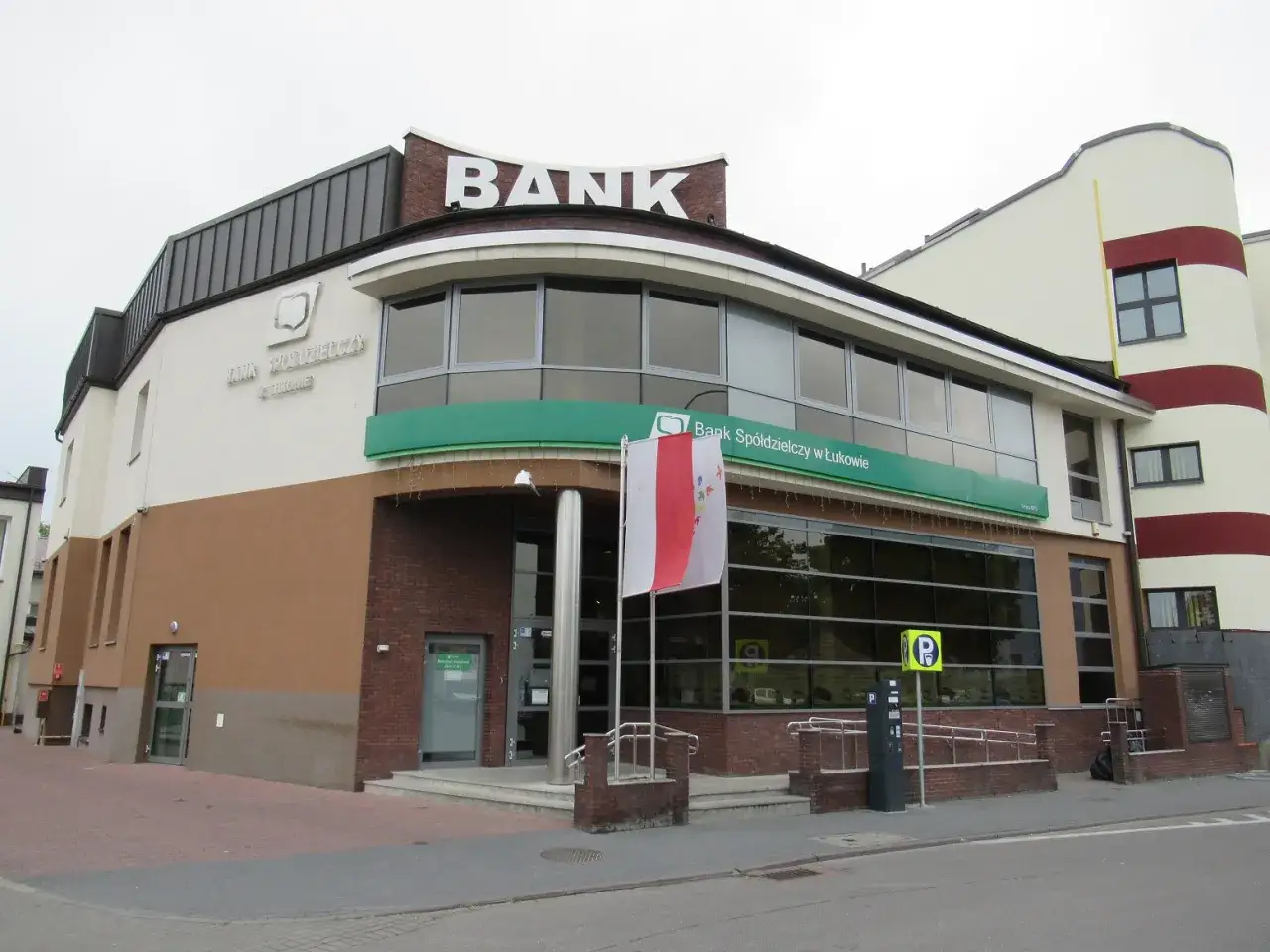 Bank Sp&oacute;łdzielczy w Łukowie. Czy banki pracują w sobotę? Sprawdź godziny otwarcia na tablicy przy wejściu.