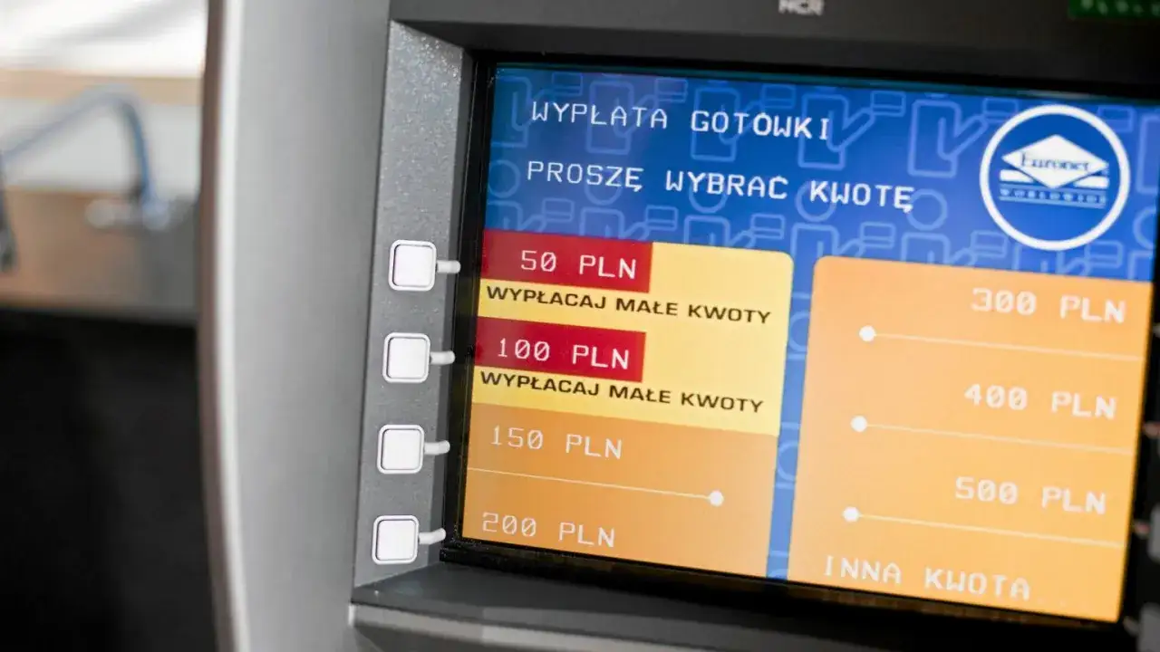 Ekran bankomatu Euronet z opcjami wypłaty gotówki, w tym 50, 100, 150, 200, 300, 400, 500 PLN i inna kwota.