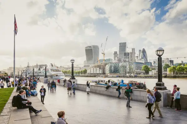 Spacerem po Tamizie, podziwiając panoramę Londynu. Idealne miejsce na wakacje w Anglii.