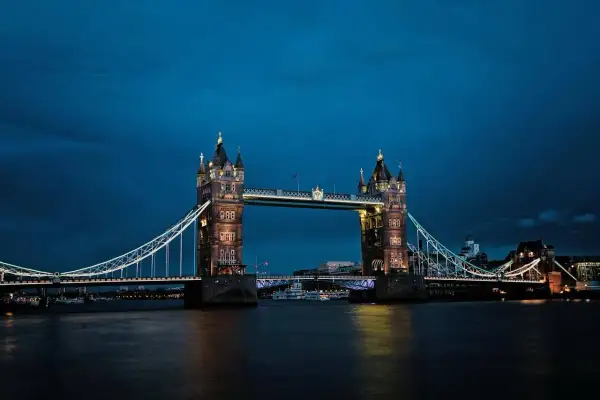 Wieczorem oświetlony Tower Bridge w Londynie. Zastanawiasz się, jaka waluta w Londynie? To funt brytyjski.