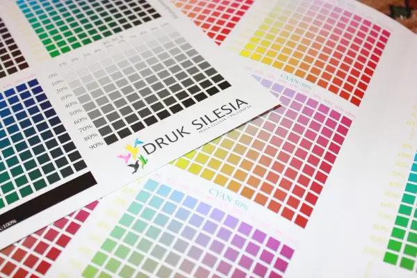 Kolorowe próbki druku i skale szarości. Logo "DRUK SILESIA" sugeruje, że to materiały do pracy w poligrafii.
