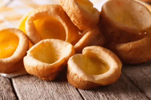 Puszyste Yorkshire puddingi, idealne do dań z kuchni angielskiej. Przepisy na nie znajdziesz w sieci.