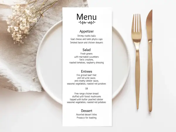 Menu weselne z daniami, talerzem i złotymi sztućcami.