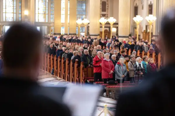 Wielu ludzi w kościele, co pokazuje, jaka jest religia w Anglii.